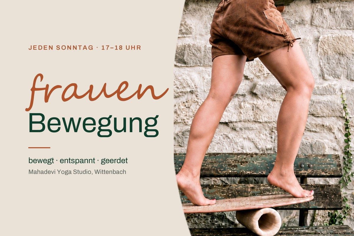 Barfuss auf einem Balance-Board vor einer Steinmauer, daneben der Schriftzug «frauen Bewegung» – jeden Sonntag 17–18 Uhr im Mahadevi Yoga Studio, Wittenbach
